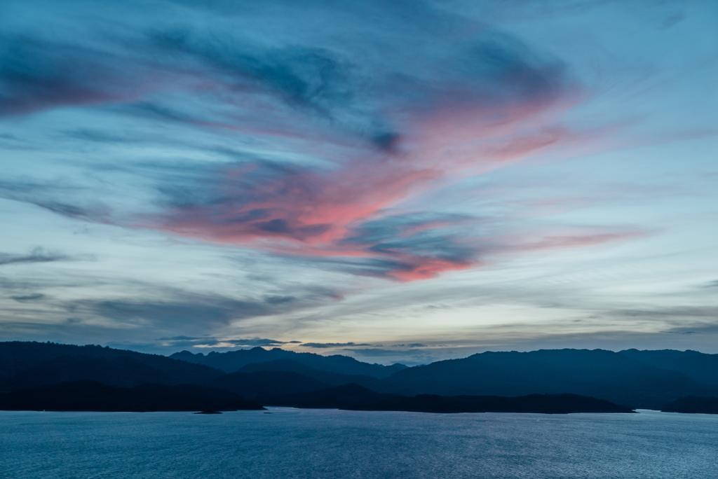 Thawsi Lake Hill Si Sawat Екстер'єр фото